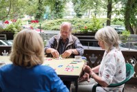 awo_archiv_tag_02_0017_mann_frau_spielt_karten.jpg