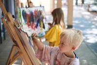awo_archiv_tag_05_0233_kinder_malen_an_staffelei_01.jpg