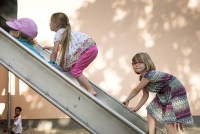 awo_archiv_tag_05_0353_jungen_und_maedchen_an_kletterwand_02.jpg