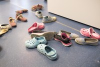 awo_archiv_tag_05_0928_bunte_kinderschuhe_liegen_verstreut.jpg