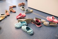 awo_archiv_tag_05_0928_bunte_kinderschuhe_liegen_verstreut_1.jpg