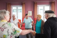 awo_archiv_tag_07_0733_aeltere_menschen_tanzen_miteinander.jpg