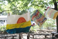 awo_archiv_tag_08_0751_kinderzeichnung_an_waescheleine.jpg