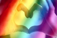 buntes_herz_aus_haenden_pexels-sharon-mccutcheon-3802075.jpg