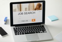 oeffnen-sie-laptop-auf-dem-schreibtisch-job-suchen-titel-auf-dem-bildschirm.jpg