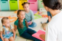 unfocused-children-paying-attention-their-teacher.jpg