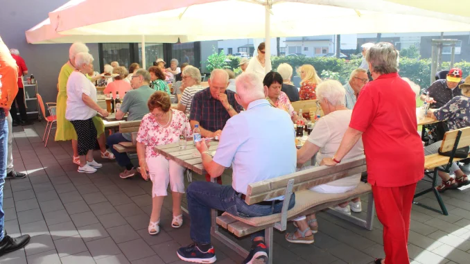 AWO Ortsverein Neukirchen-Vluyn lud zum großen Familiensommerfest ein. Terrasse: Das Sommerfest war bestens besucht, insgesamt feierten rund 200 Gäste mit