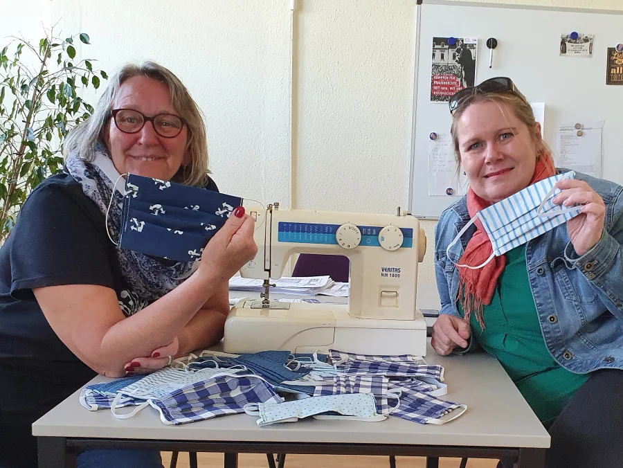 Die Betriebsratsmitglieder Susanne Lindemann und Anne Vahrenholt nähen Behelfsmasken für ihre Kolleg*innen