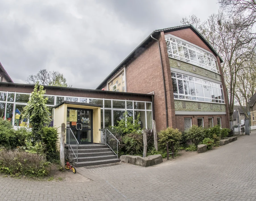 Das Gebäude an der Teerstraße, in dem die Kita seit drei Jahrzehnten zuhause ist, ist naturgemäß in die Jahre gekommen und entspricht nicht den Vorgaben, die eine moderne Einrichtung erfüllen muss. Das Gebäude an der Teerstraße, in dem die Kita seit drei Jahrzehnten zuhause ist, ist naturgemäß in die Jahre gekommen und entspricht nicht den Vorgaben, die eine moderne Einrichtung erfüllen muss.