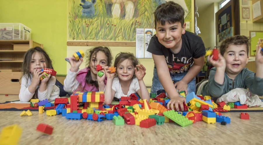 57 Mädchen und Jungen zwischen drei und sechs Jahren besuchen die Kita zurzeit 57 Mädchen und Jungen zwischen drei und sechs Jahren besuchen die Kita zurzeit